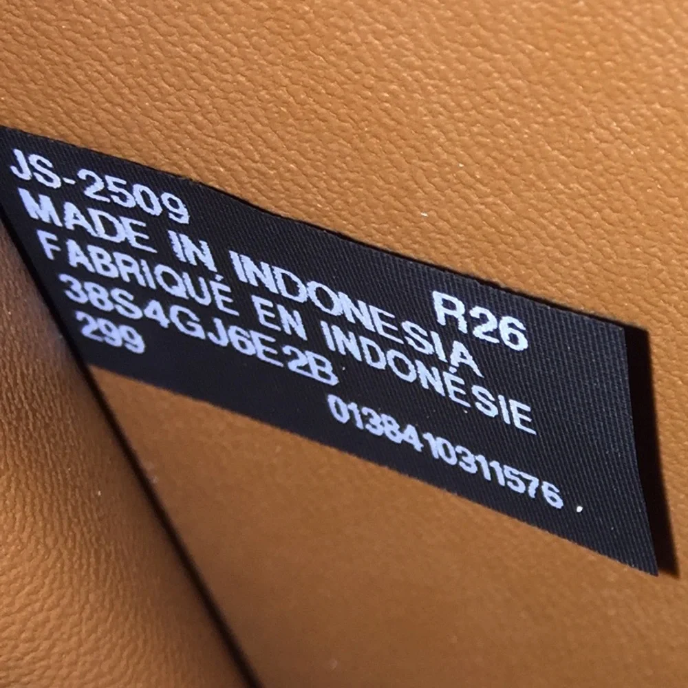 Michael Kors Jet Set Luggage Multi Wallet